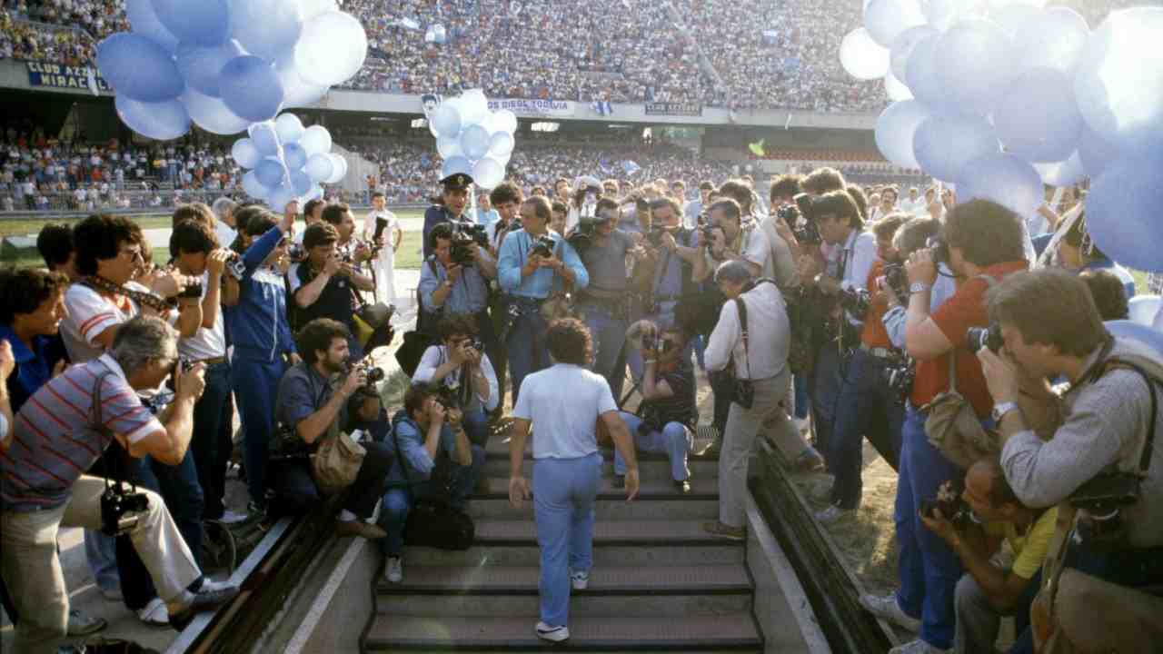 Maradona arrivato a Napoli - foto LaPresse