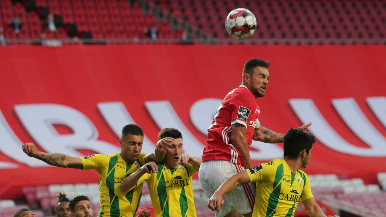 benfica di testa foto LaPresse