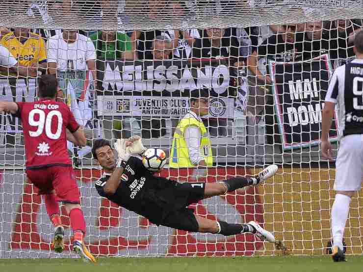 Buffon vs Cagliari - foto LaPresse