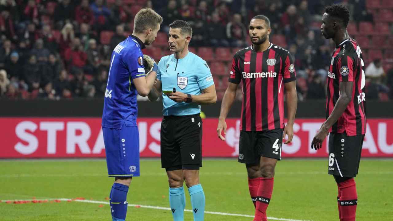 Leverkusen con arbitro - foto LaPresse