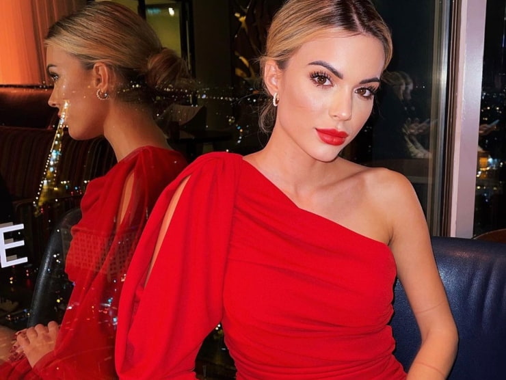 Ludovica Pagani bellissima in outfit natalizio