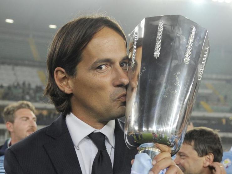 Inzaghi e la coppa - foto LaPresse