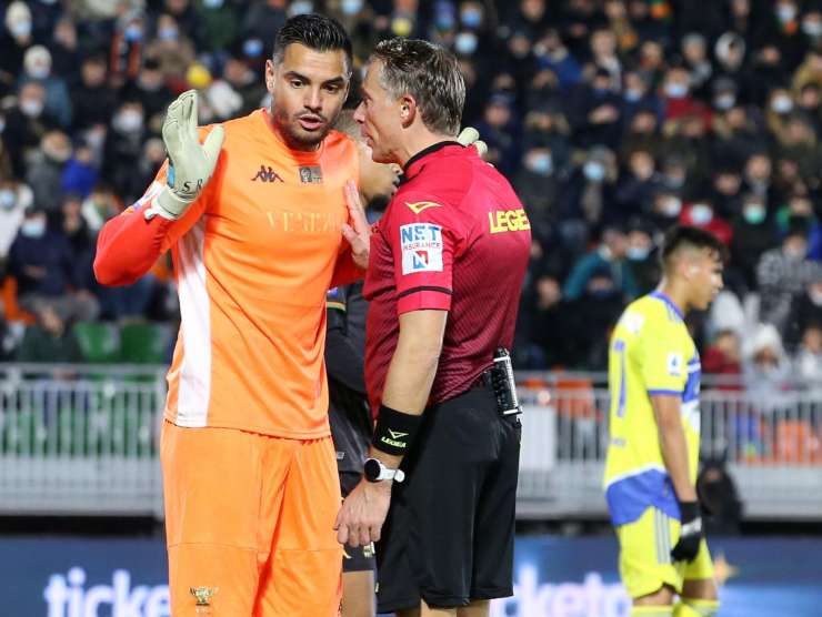 Romero e arbitro - foto LaPresse