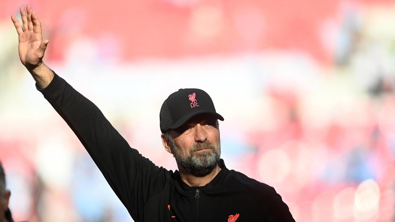 Jurgen Klopp saluta tifosi Liverpool