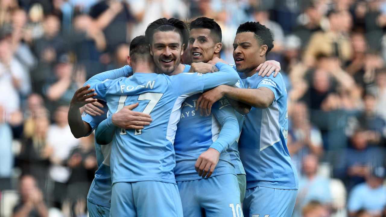 Grealish esulta con i compagni del City