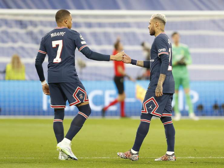 Mbappe e Neymar si salutano