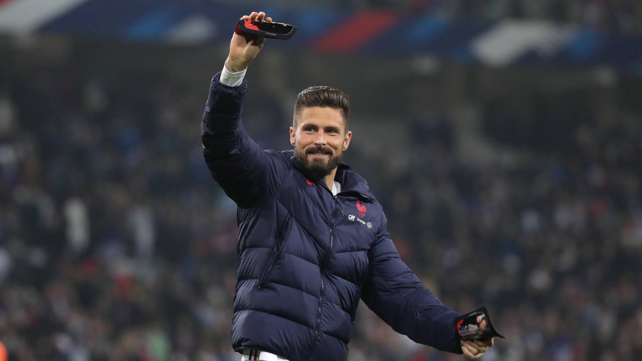 Olivier Giroud saluta i tifosi