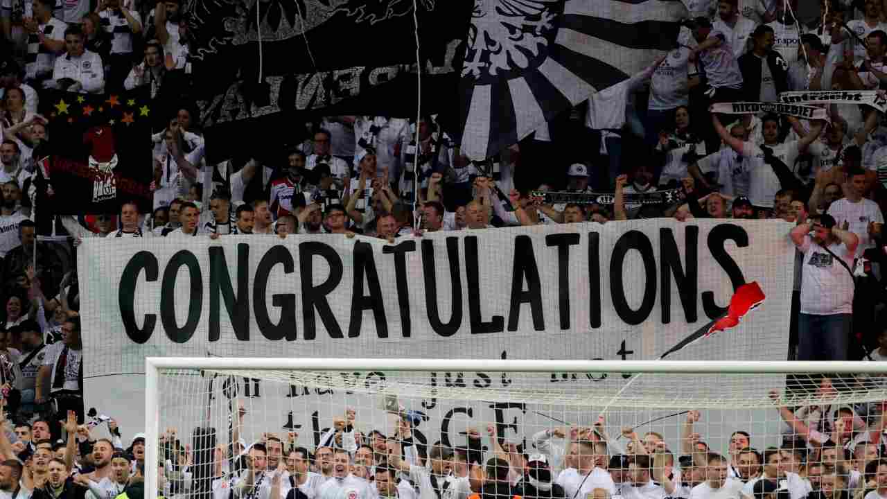 Tifosi striscione congratulazioni