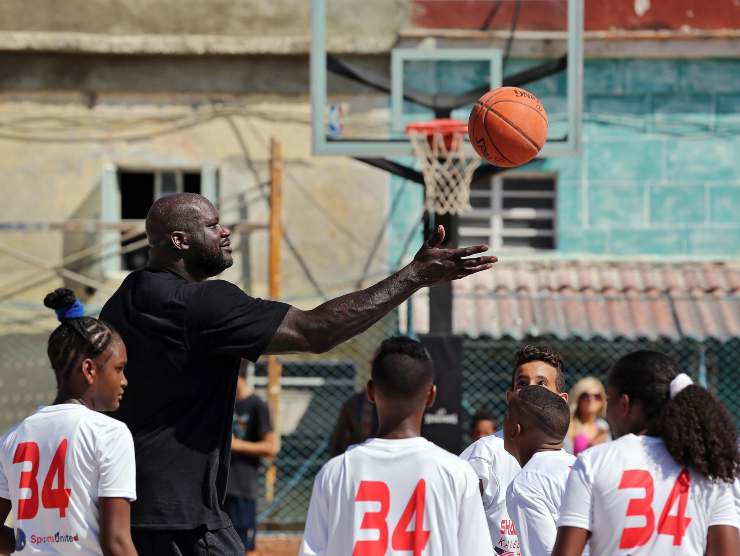 Shaquille O'Neal con dei bambini di Cuba