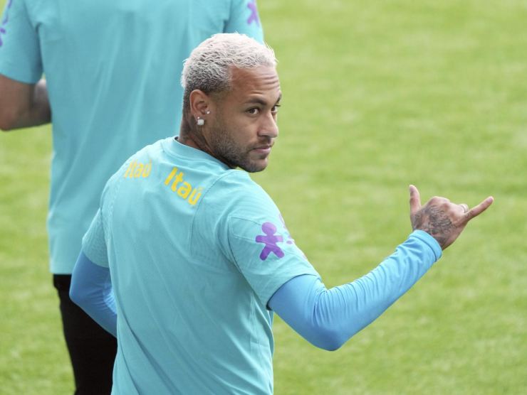 Neymar saluta in allenamento