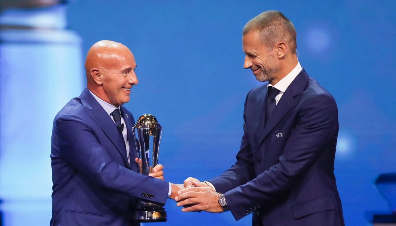 Arrigo Sacchi premiato dalla Uefa 