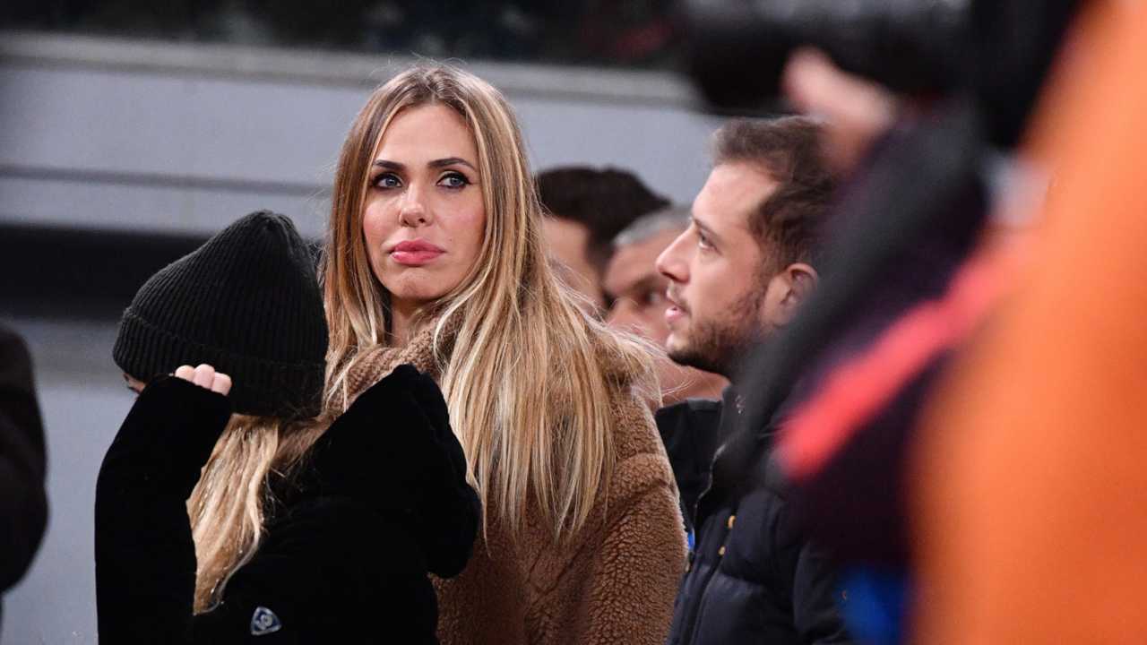 Ilary Blasi striscione Lazio scommesse.online 20220827