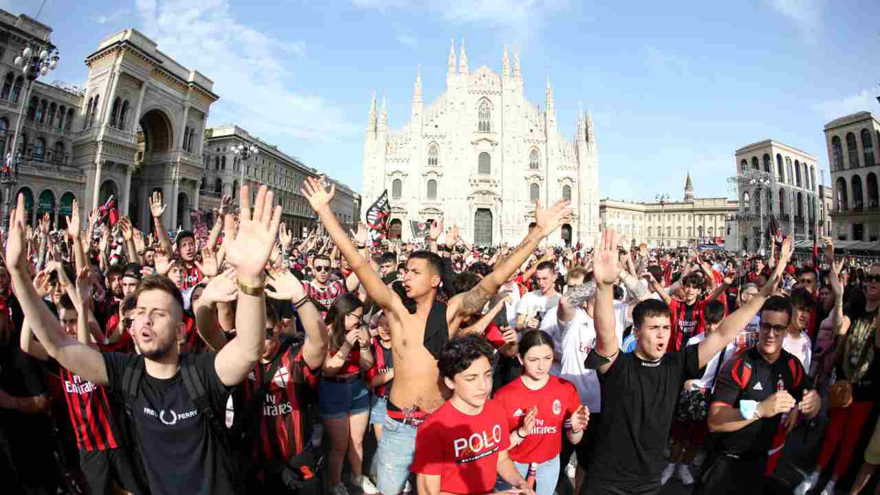 Tifosi Milan piazza Duomo