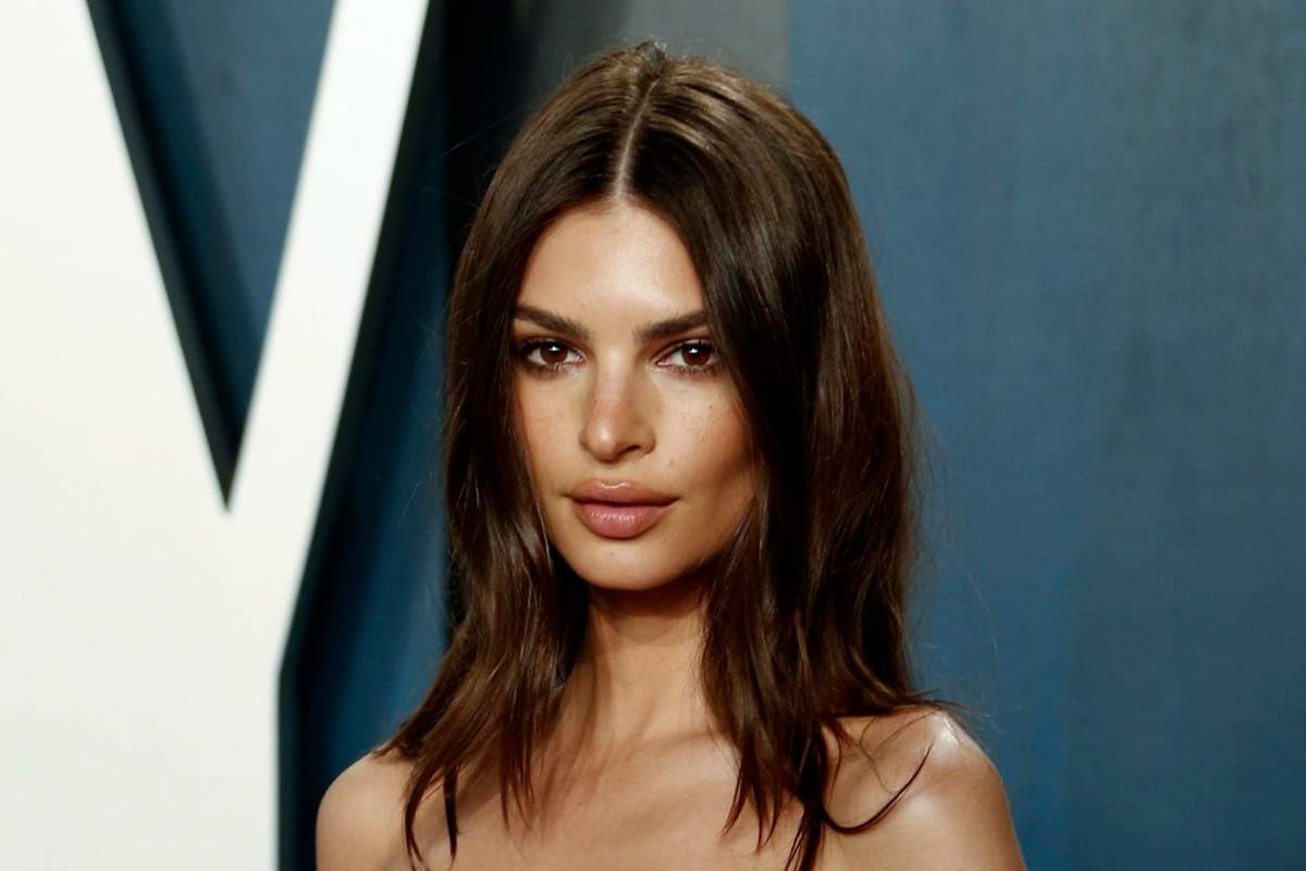 Emily Ratajkowski indossa una trasparenza pazzesca