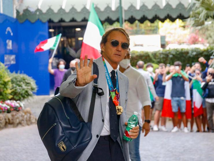 Roberto Mancini con la medaglia degli Europei (Ansa)