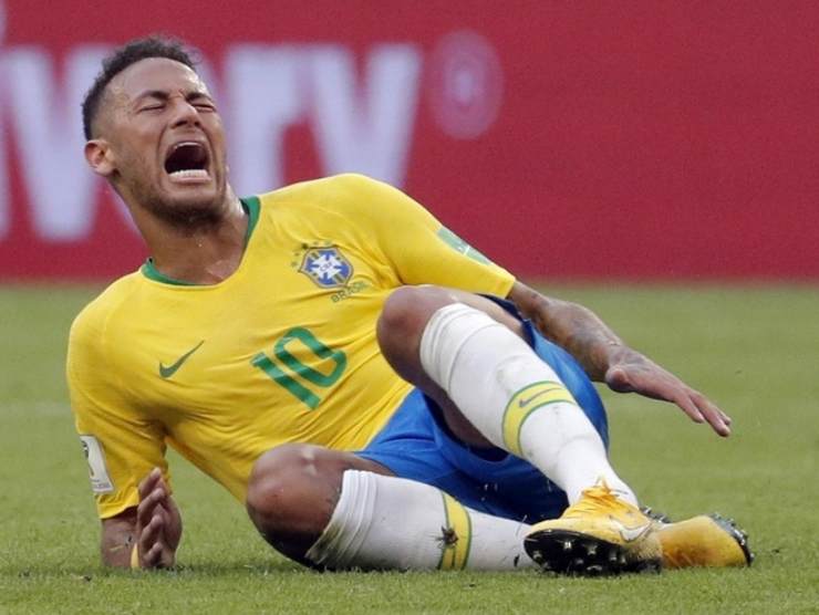 Neymar Jr. interra con la maglia del Brasile (Ansa) - scommesse.online