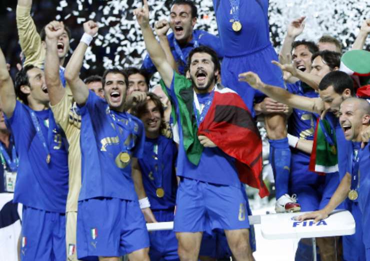 I festeggiamenti azzurri dopo la conquista del mondiale 2006 (Ansa)