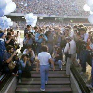 Maradona arrivato a Napoli - foto LaPresse