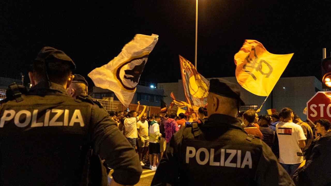 Tifosi della Roma con la polizia