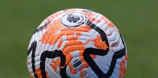 Vanno via dallo stadio e la loro squadra segna due gol