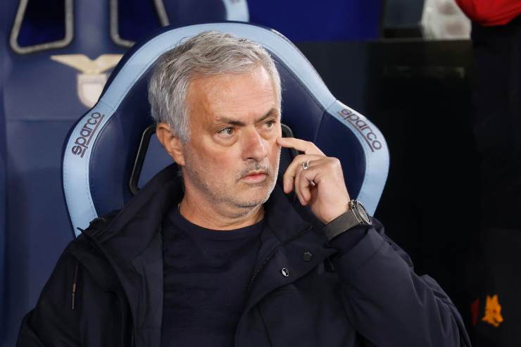 Mourinho punzecchiato da un giocatore avversario