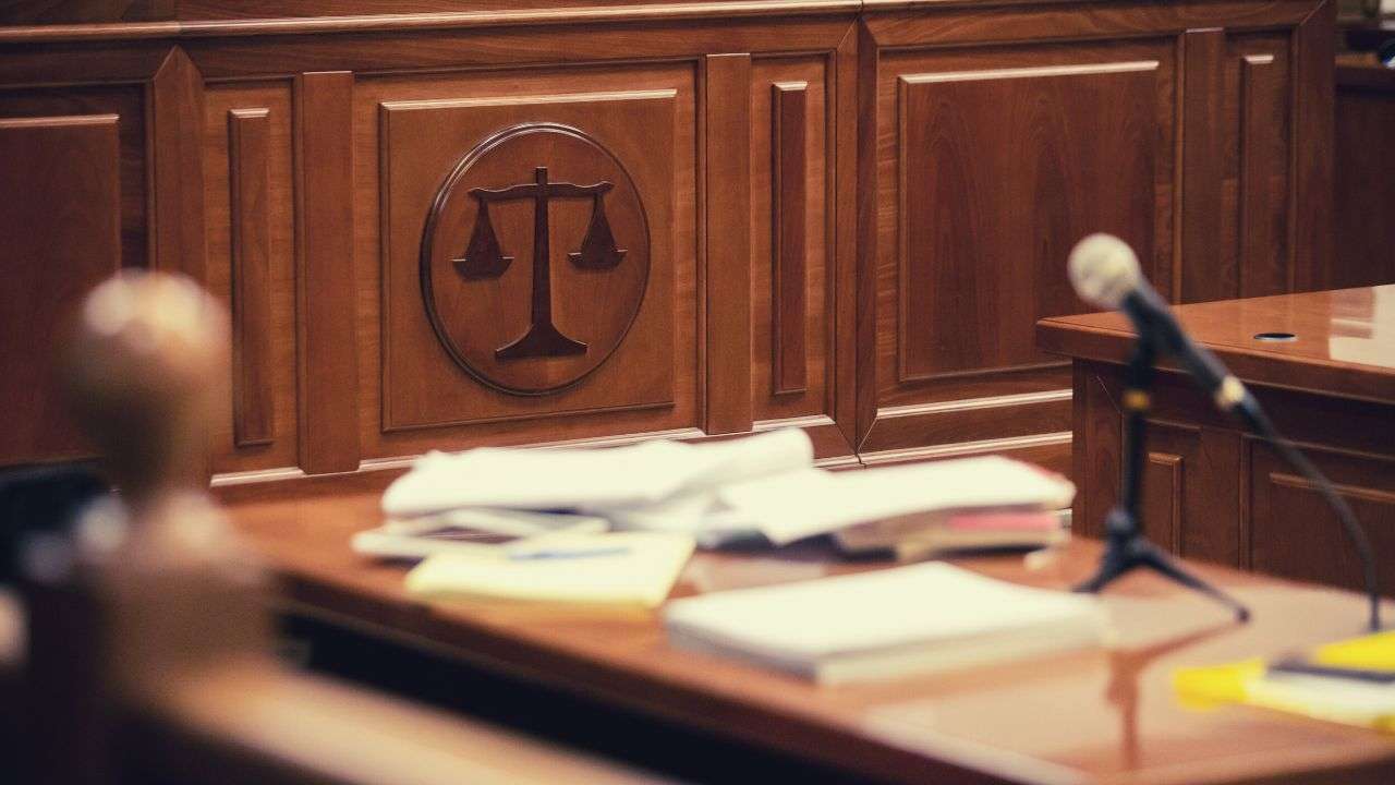 Un'aula di tribunale ancora vuota