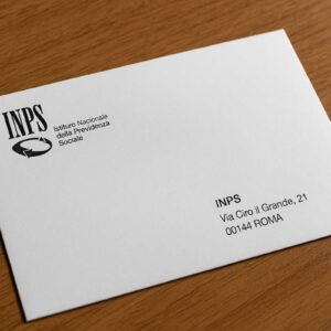 lettere inps su tavolo
