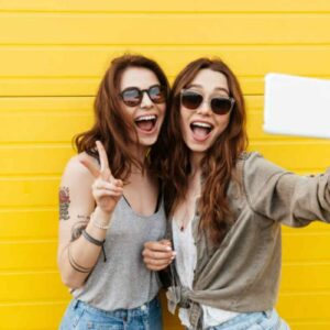 due amiche che si fanno un selfie