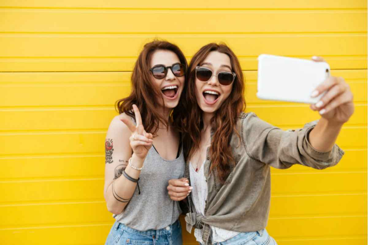 due amiche che si fanno un selfie
