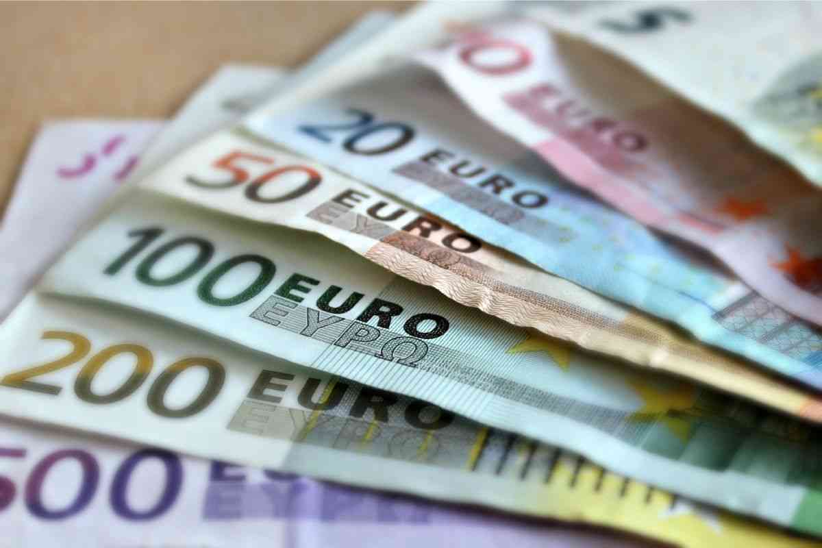 soldi su tavolo 