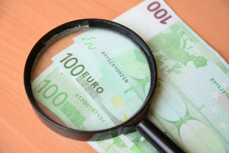 lente di ingrandimento su 100 euro
