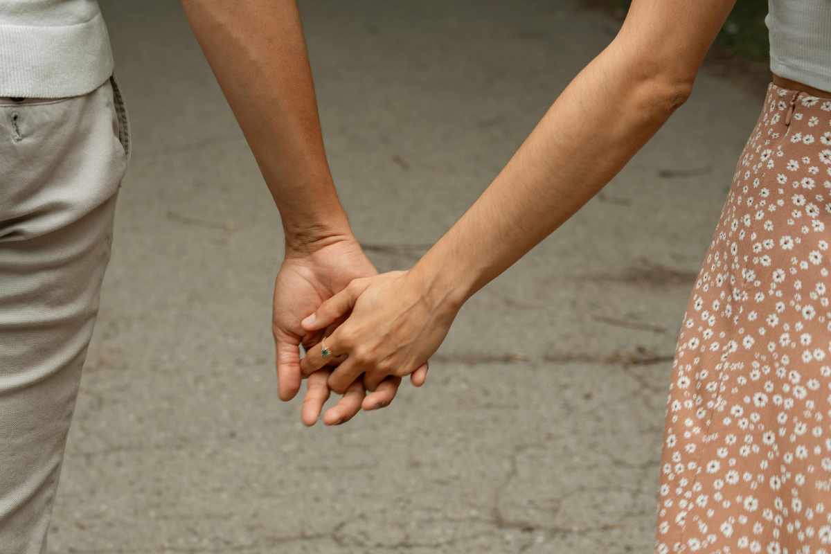 due persone che si tengono per mano