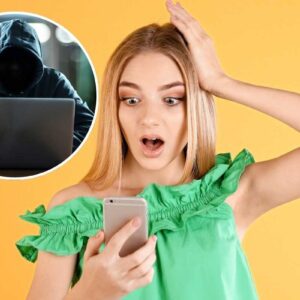 donna sconvolta guarda tv e hacker